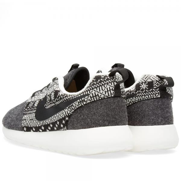 NIKE - Women - W Roshe Run Winter - Black/Sail