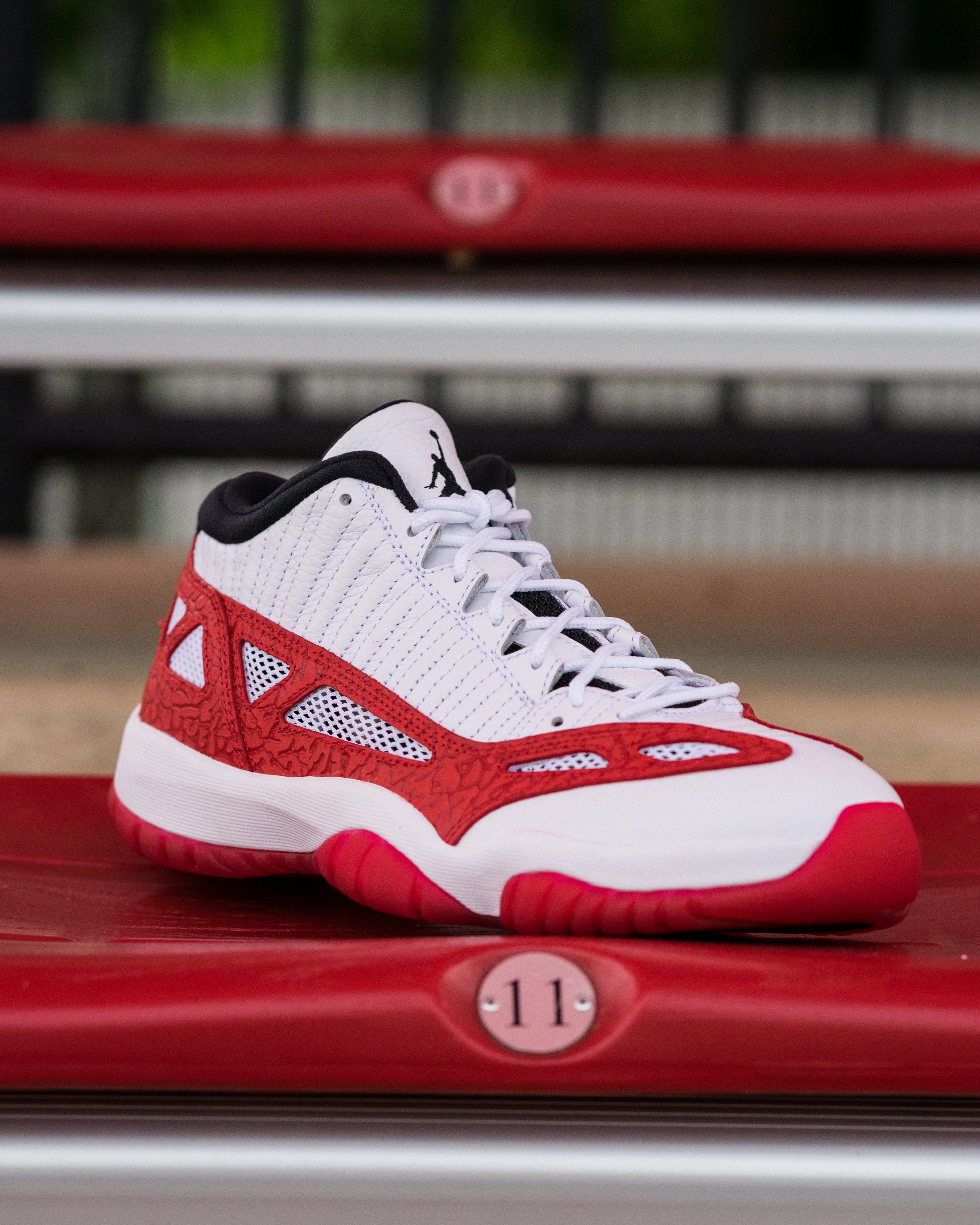 Jordan 11 low ie fashion gym red