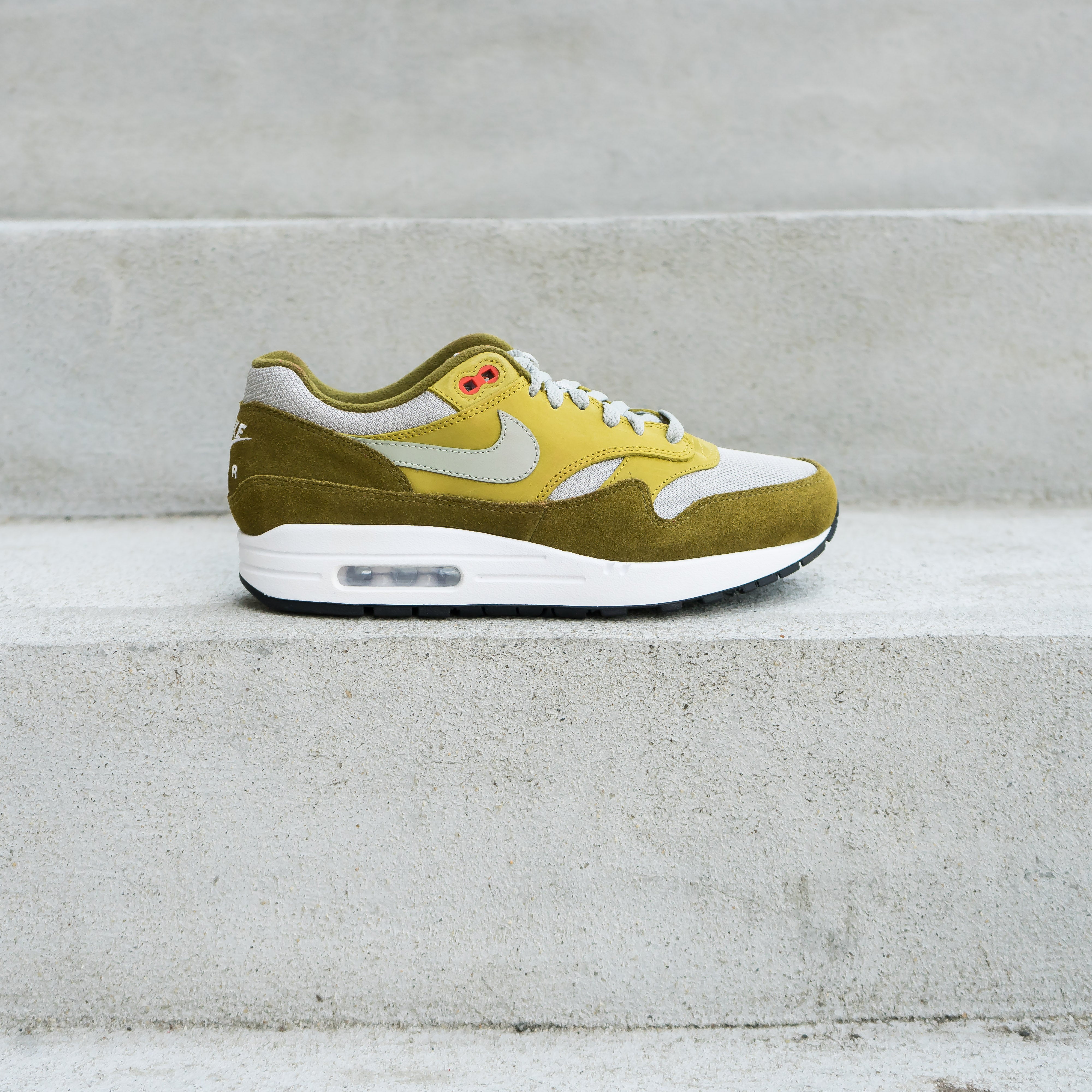 Nike shops air max green curry